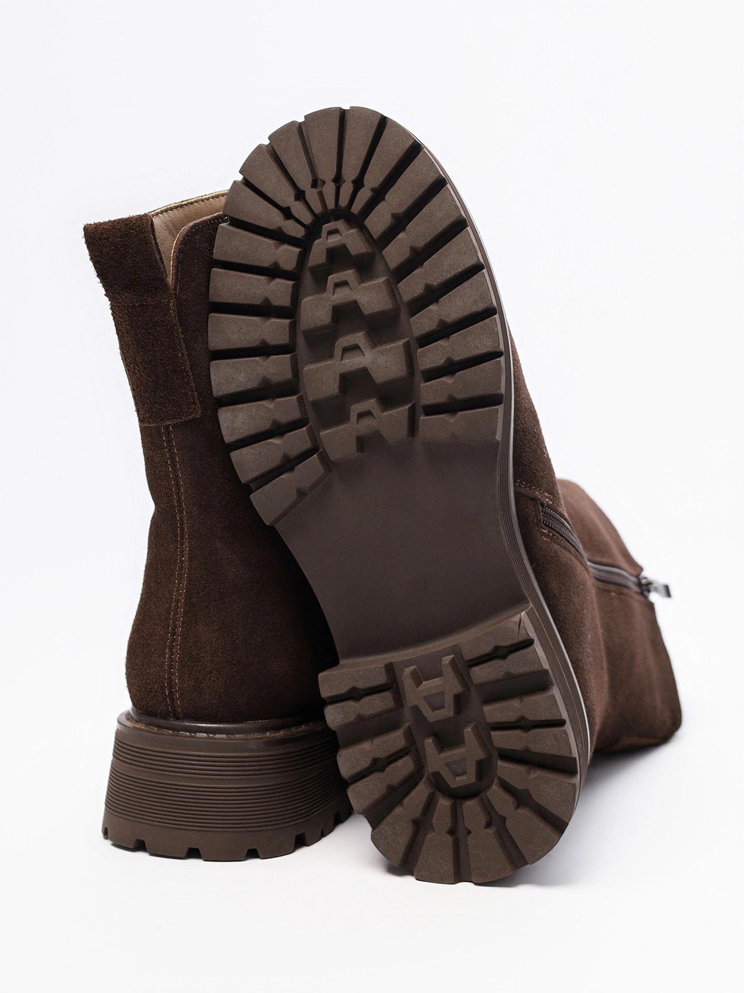 Ботинки темно-коричневого цвета из рельефной подошве